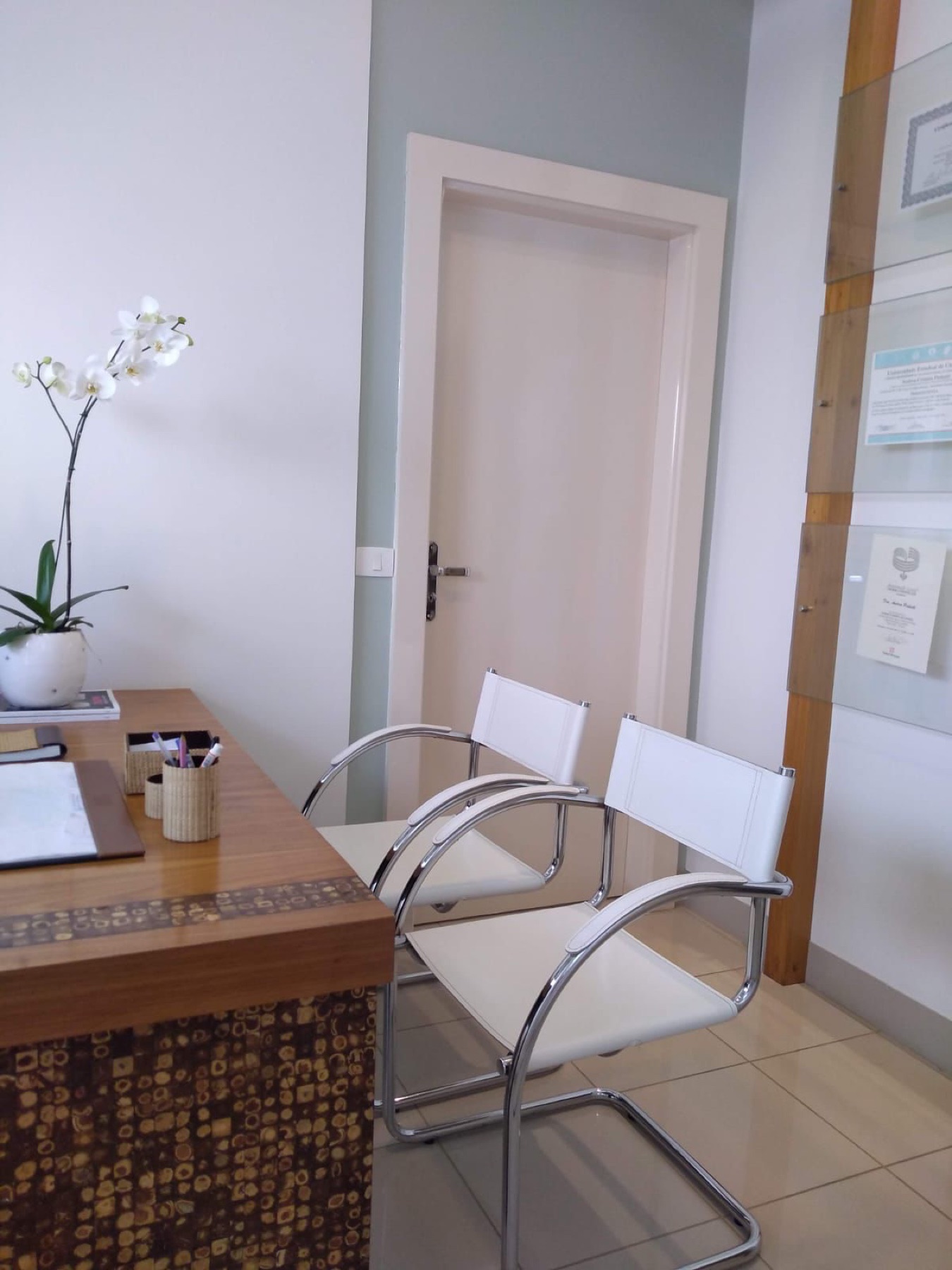 Detalhe do consultório com cadeiras