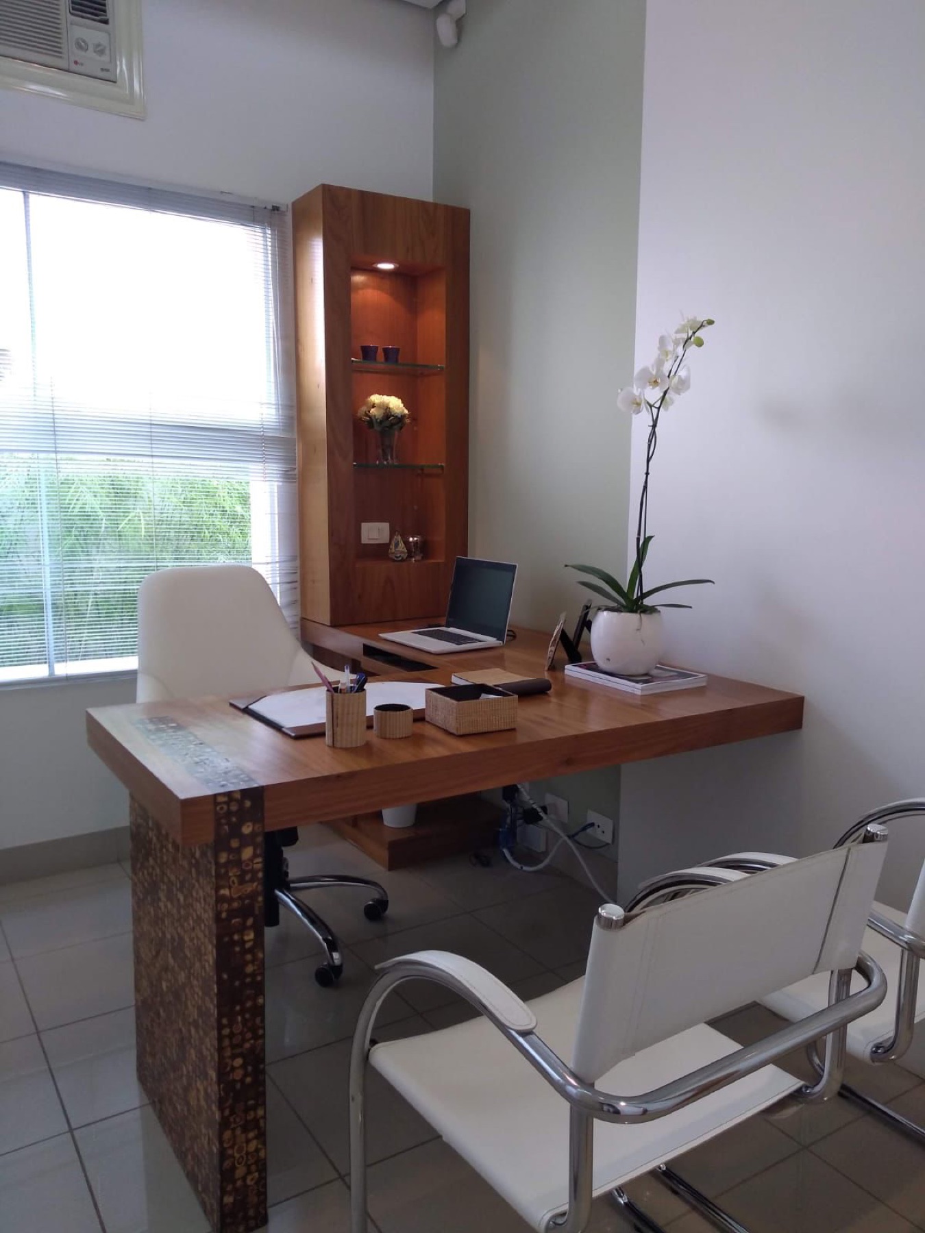 Consultório com mesa e iluminação natural